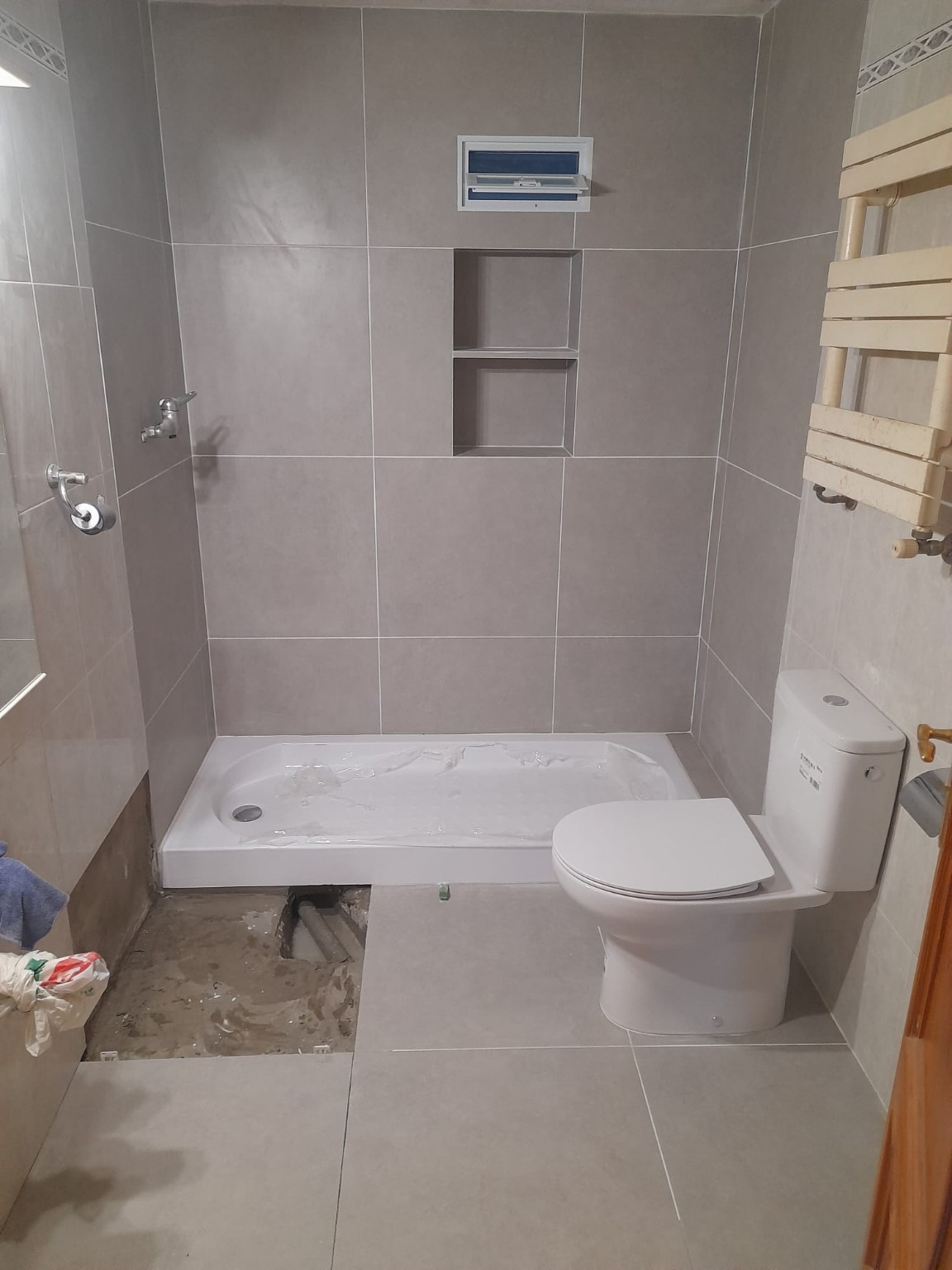 Instalación del plato de ducha durante la reforma del baño