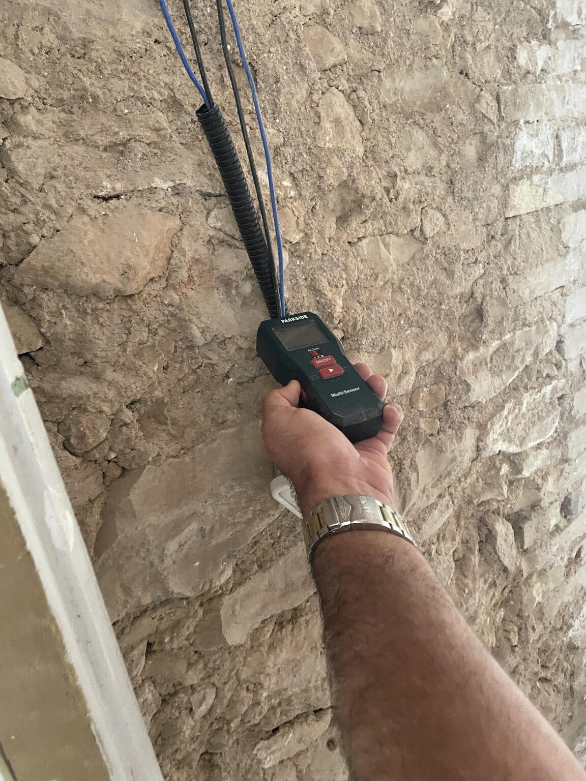 Comprobación de una pared con un detector multifunción antes de taladrar