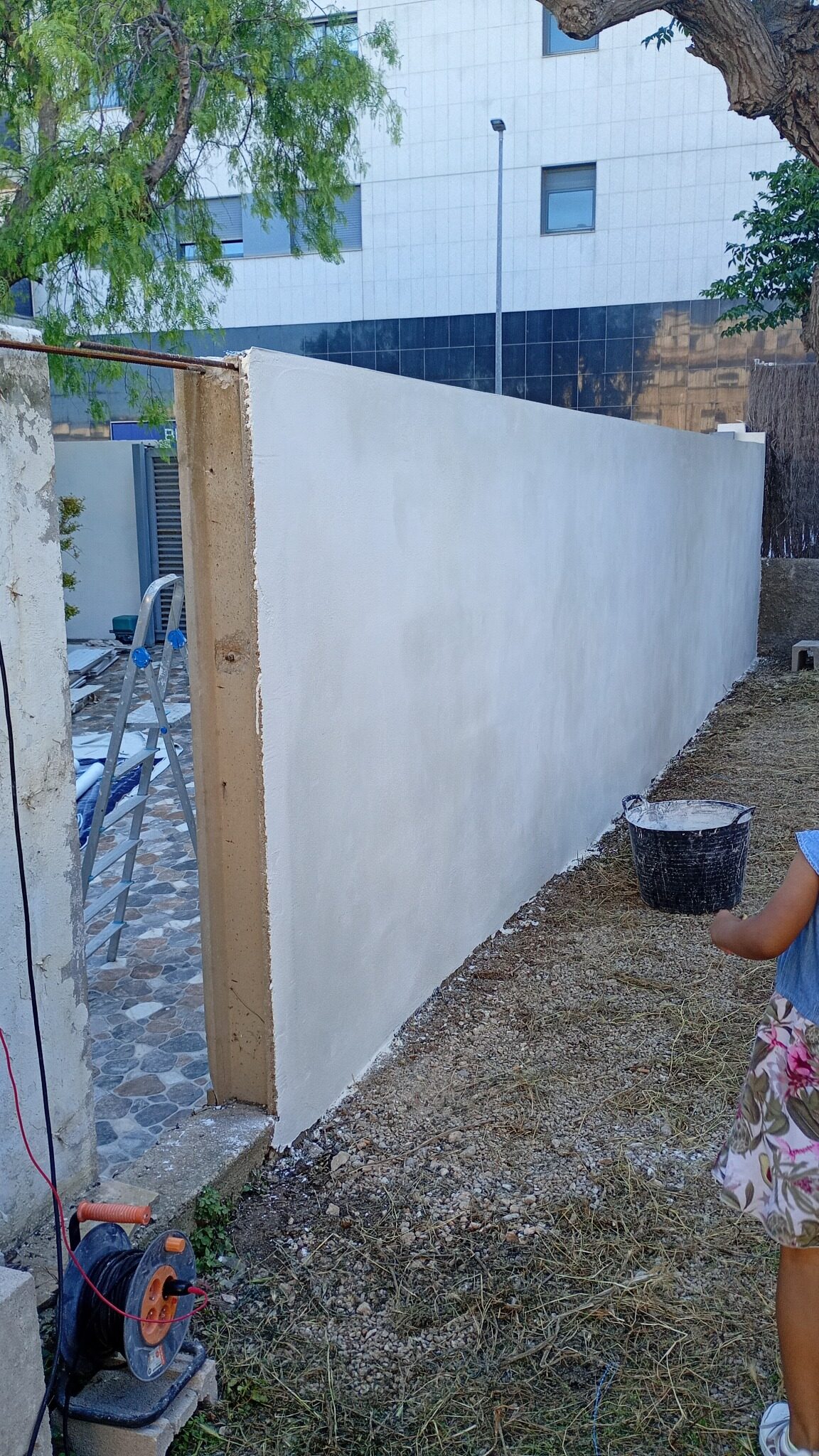 Muro exterior enfoscado y preparado antes de pintar