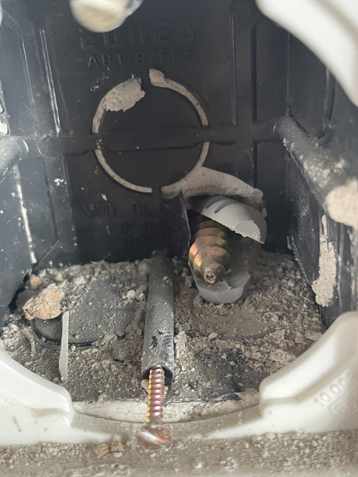 Tornillo que atravesó una pared y alcanzó el tubo de una instalación eléctrica